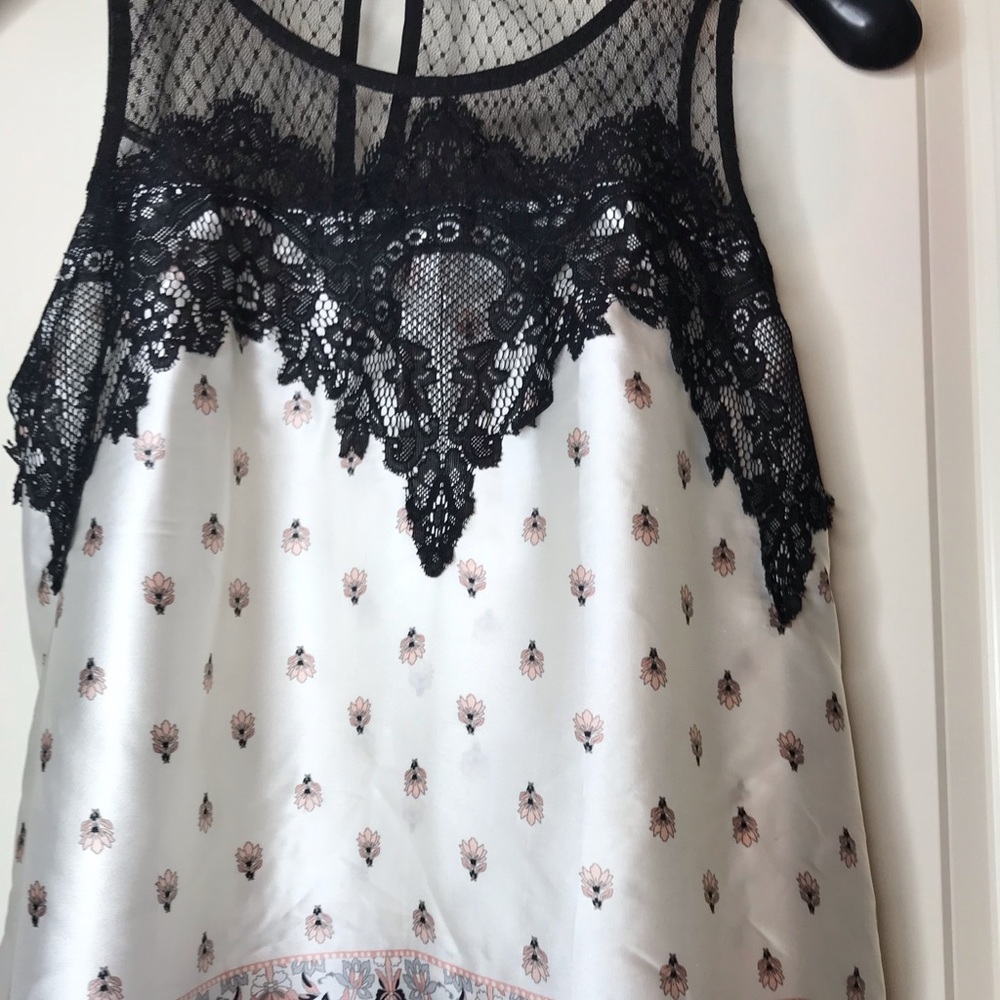 Stunning Women’s Sleeveless Blouse